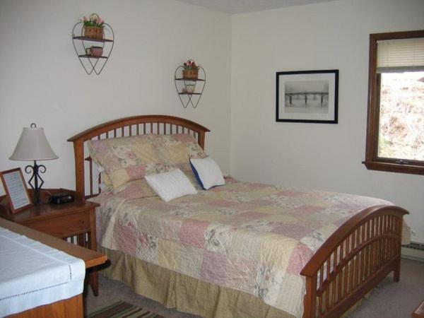Spruce Hill Inn & Cottages Mansfield Room photo